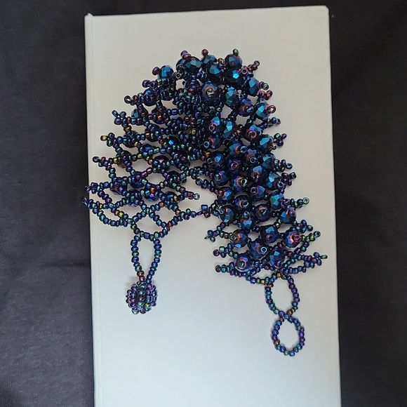 VINTAGE Handmade Adjustable Iridescent Blue Beaded Bracelet! - Picture 4 of 6